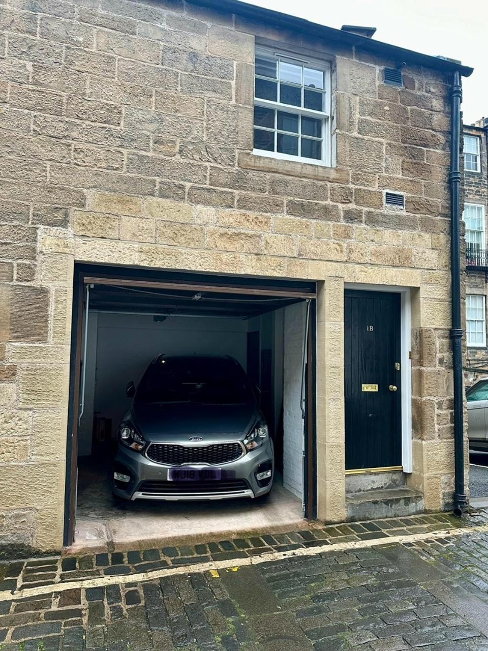 One Bee Apartment Edinburgh Exterior photo